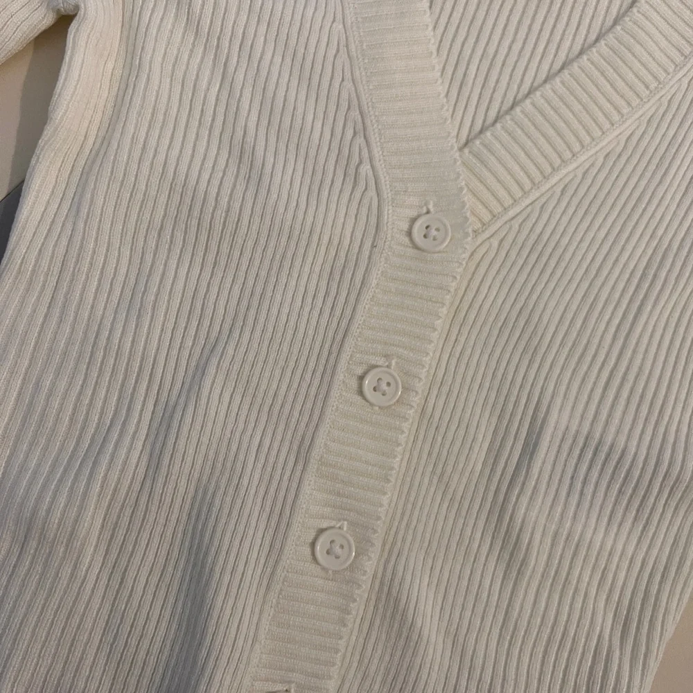 Fitted Rib-knit Top Button Front V Neck Crop Cardigan - Picture 9 of 9